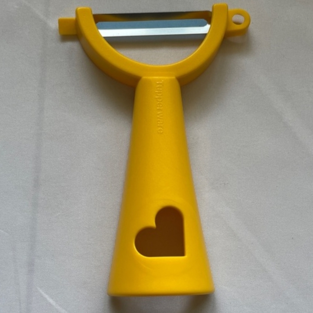 Tupperware Universal Horizontal Potato Vegetable Citrus Peeler Yellow Heart Deco
